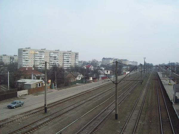 VYSHNEVE, UCRANIA - 2 DE ABRIL DE 2011. La gente en las calles de la ciudad — Foto de Stock