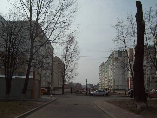 우크라이나 비슈네브 - 2011년 4월 2일. 도시의 거리에있는 사람들 — 스톡 사진