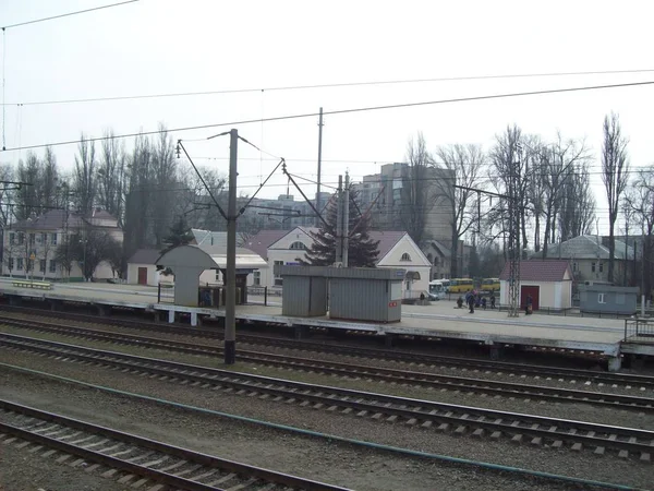 VYSHNEVE, UCRANIA - 2 DE ABRIL DE 2011. La gente en las calles de la ciudad — Foto de Stock