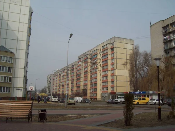 VYSHNEVE, UCRANIA - 2 DE ABRIL DE 2011. La gente en las calles de la ciudad —  Fotos de Stock