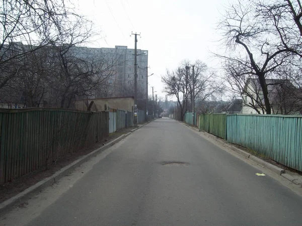 VYSHNEVE, UCRAINA - 2 APRILE 2011. La gente per le strade della città — Foto Stock