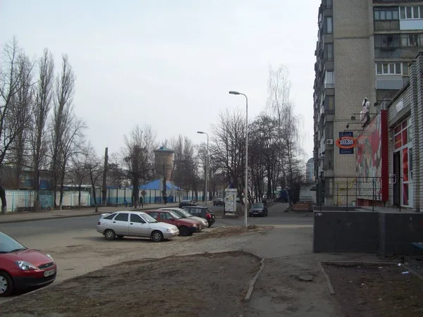 VYSHNEVE, UCRANIA - 2 DE ABRIL DE 2011. La gente en las calles de la ciudad — Foto de Stock