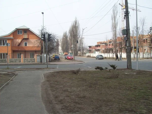 VYSHNEVE, UKRAINE - APRIL 2, 2011. People on the streets in city — Stock Photo, Image