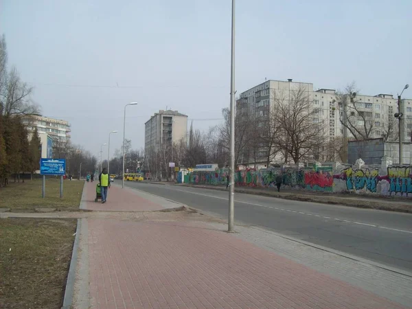 VYSHNEVE, UKRAINE - APRIL 2, 2011. People on the streets in city — Stock Photo, Image