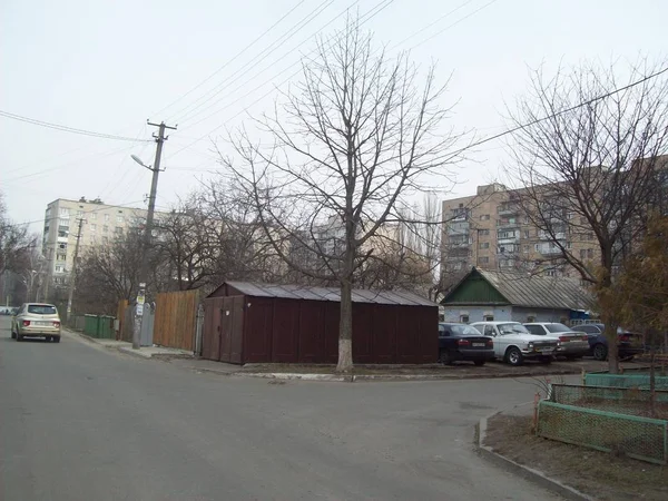 VYSHNEVE, UKRAINE - APRIL 2, 2011. People on the streets in city — Stock Photo, Image