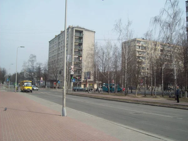 VYSHNEVE, UKRAINE - APRIL 2, 2011. People on the streets in city — Stock Photo, Image