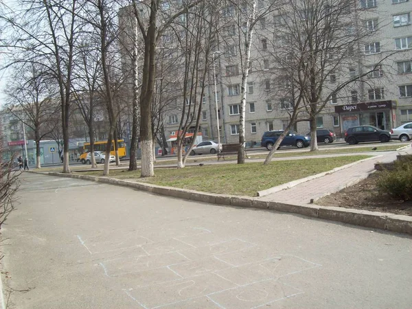 VYSHNEVE, UKRAINE - APRIL 2, 2011. People on the streets in city — Stock Photo, Image