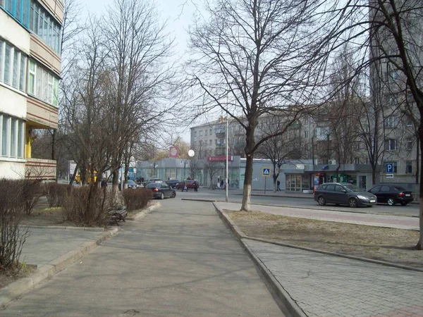 VYSHNEVE, UCRANIA - 2 DE ABRIL DE 2011. La gente en las calles de la ciudad — Foto de Stock