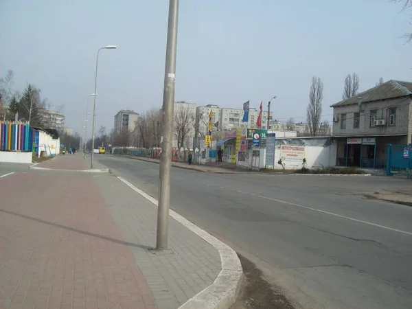 VYSHNEVE, UCRANIA - 2 DE ABRIL DE 2011. La gente en las calles de la ciudad — Foto de Stock