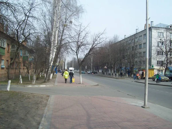 VYSHNEVE, UKRAINE - APRIL 2, 2011. People on the streets in city — Stock Photo, Image