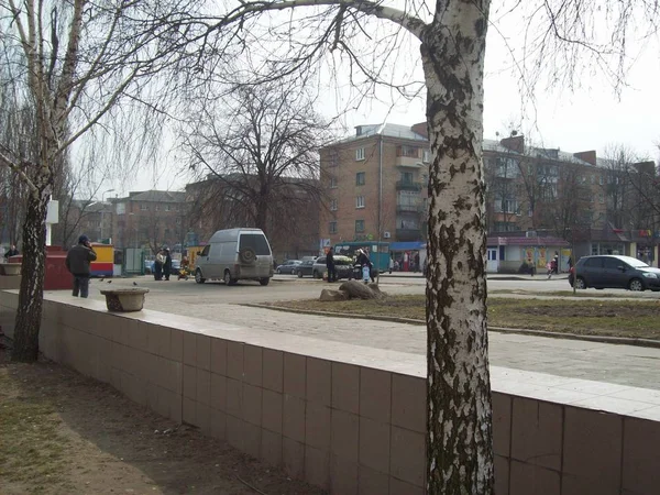Вишневе, Україна-2 квітня 2011. Люди на вулицях міста — стокове фото