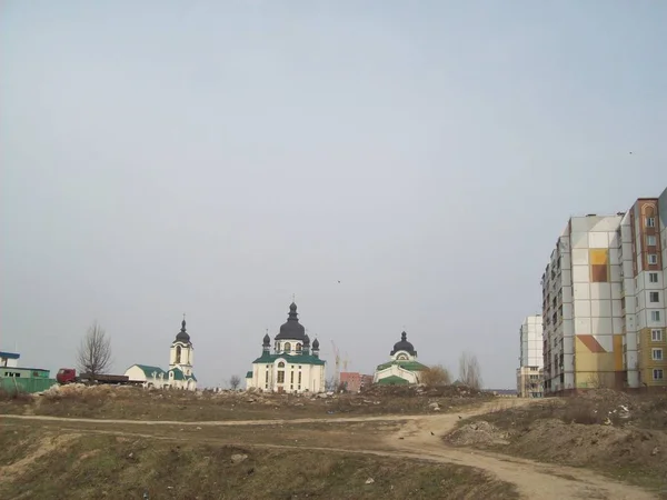 VYSHNEVE, UCRAINA - 2 APRILE 2011. La gente per le strade della città — Foto Stock