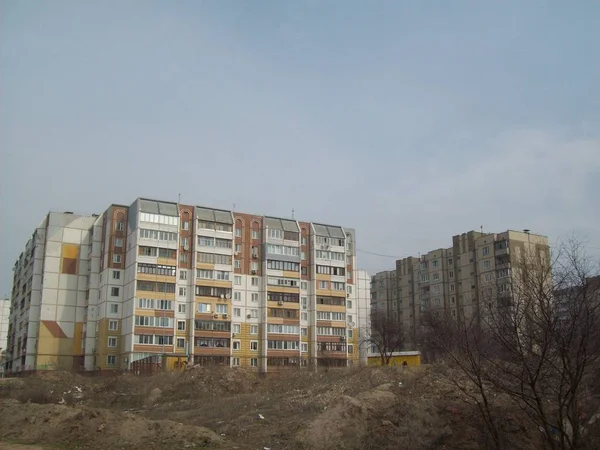 VYSHNEVE, UKRAINE - APRIL 2, 2011. People on the streets in city — Stock Photo, Image