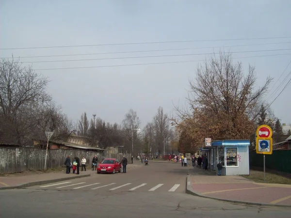 Vyshneve, Oekraïne-2 april 2011. Mensen op straat in de stad — Stockfoto