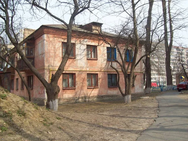 VYSHNEVE, UCRAINA - 2 APRILE 2011. La gente per le strade della città — Foto Stock