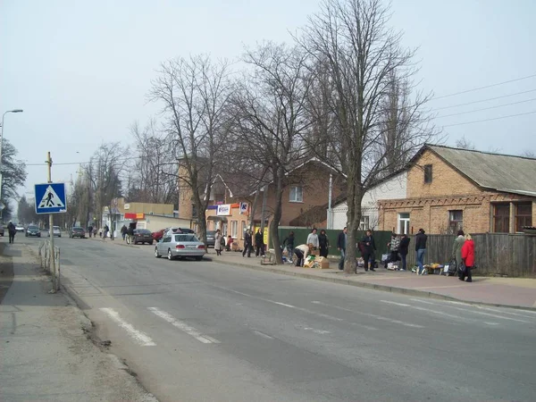 Vyshneve, Ukrayna - 2 Nisan 2011. Şehirde sokaklarda insanlar — Stok fotoğraf