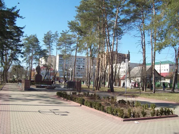 Irpin, ukraine - 27. März 2011. Menschen auf den Straßen der Stadt — Stockfoto