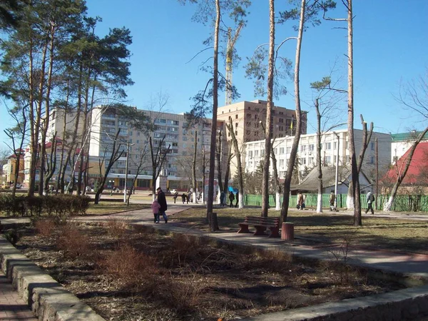 IRPIN, UCRAINA 27 MARZO 2011. La gente per le strade della città — Foto Stock