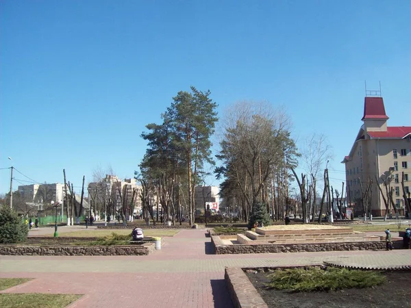 IRPIN, UCRANIA - 27 de marzo de 2011. La gente en las calles de la ciudad —  Fotos de Stock