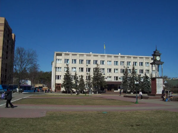 Irpin, ukraine - 27. März 2011. Menschen auf den Straßen der Stadt — Stockfoto