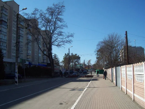 Irpin, Oekraïne-27 maart 2011. Mensen op straat in de stad — Stockfoto