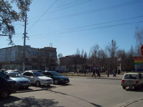 IRPIN, UKRAINE - 27 mars 2011. Les gens dans les rues de la ville — Photo