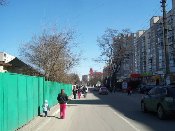 Irpin, Ukrajina-27. března 2011. Lidé na ulicích ve městě — Stock fotografie