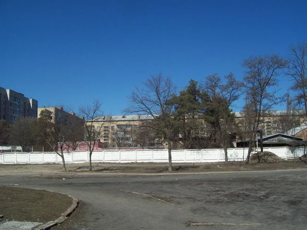 IRPIN, UKRAINE - 27 mars 2011. Les gens dans les rues de la ville — Photo