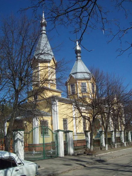 Irpin, ukraine - 27. März 2011. Menschen auf den Straßen der Stadt — Stockfoto