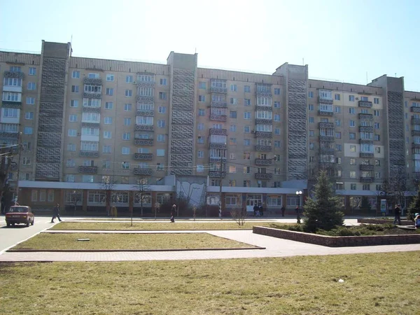 IRPIN, UCRANIA - 27 de marzo de 2011. La gente en las calles de la ciudad — Foto de Stock