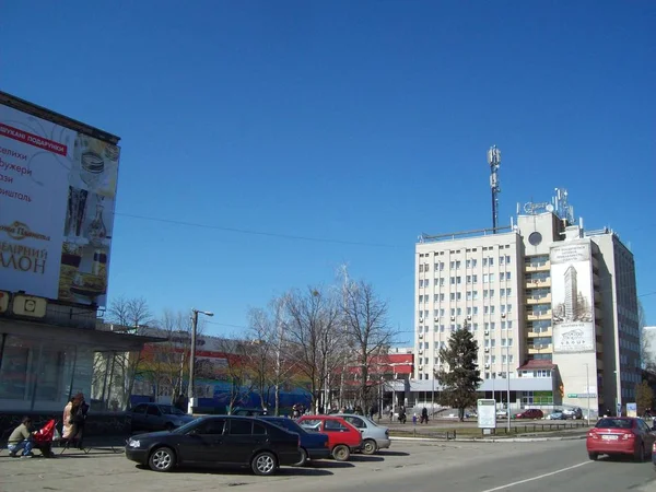 IRPIN, UCRANIA - 27 de marzo de 2011. La gente en las calles de la ciudad — Foto de Stock