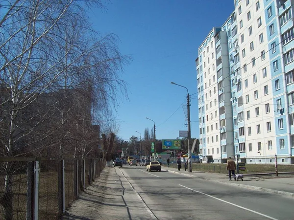 IRPIN, UCRANIA - 27 de marzo de 2011. La gente en las calles de la ciudad — Foto de Stock