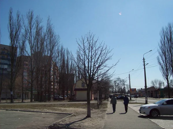 Irpin, ukraine - 27. März 2011. Menschen auf den Straßen der Stadt — Stockfoto