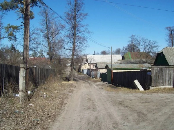 IRPIN, UCRANIA - 27 de marzo de 2011. La gente en las calles de la ciudad — Foto de Stock