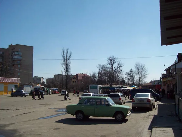 Irpin, Ukraina-27 mars 2011. Människor på gatorna i staden — Stockfoto