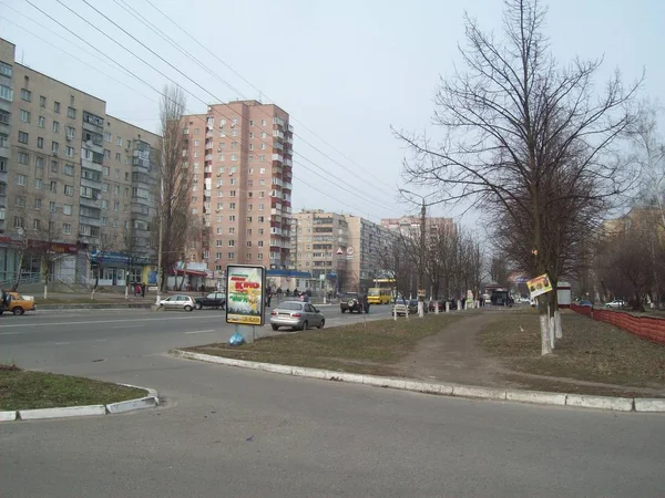 BROVARIO, UCRANIA - 2 DE ABRIL DE 2011. La gente en las calles de la ciudad —  Fotos de Stock