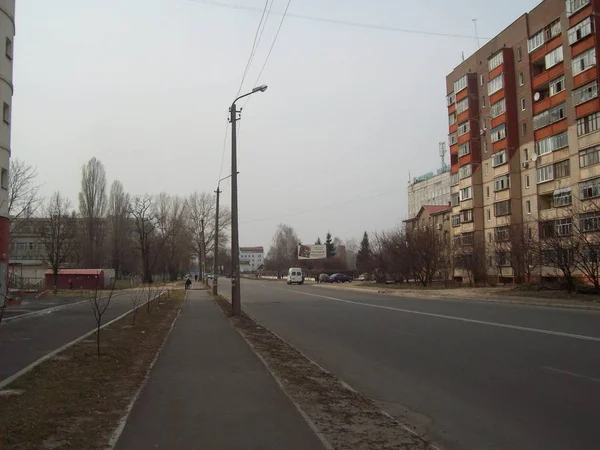 Brovary, Oekraïne-2 april 2011. Mensen op straat in de stad — Stockfoto