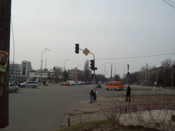 BROVARY, UKRAINE - APRIL 2, 2011. People on the streets in city — Stock Photo, Image