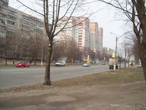 Brovary, Ukrayna - 2 Nisan 2011. Şehirde sokaklarda insanlar — Stok fotoğraf