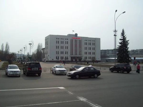 Brovary, Ukrayna - 2 Nisan 2011. Şehirde sokaklarda insanlar — Stok fotoğraf