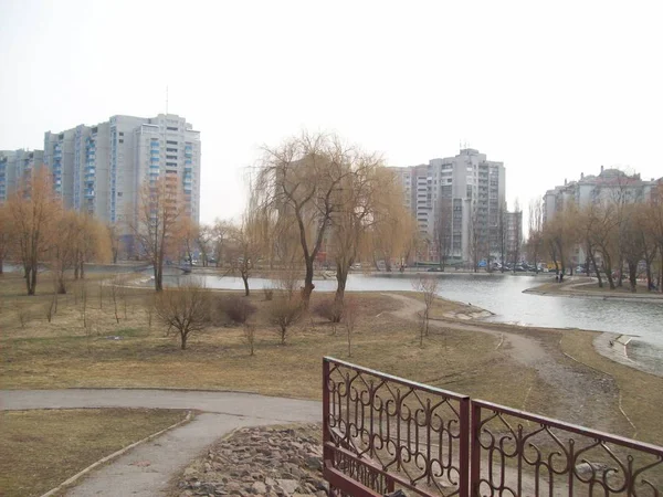 BROVARY, UKRAINE - 2 AVRIL 2011. Les gens dans les rues de la ville — Photo