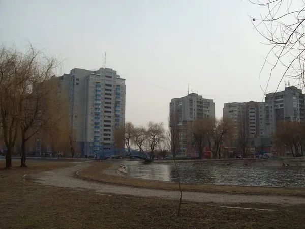 BROVARY, UCRAINA - 2 APRILE 2011. La gente per le strade della città — Foto Stock