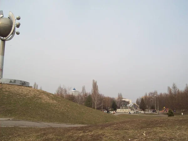 Brovary, Oekraïne-2 april 2011. Mensen op straat in de stad — Stockfoto