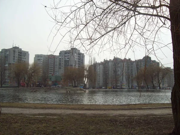 Brovary, Ukraine - 2. April 2011. Menschen auf den Straßen der Stadt — Stockfoto