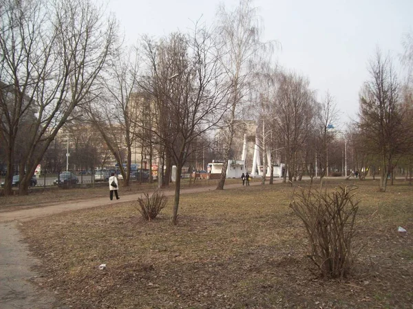 Brovary, Ukrayna - 2 Nisan 2011. Şehirde sokaklarda insanlar — Stok fotoğraf