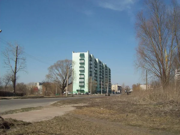 Boryspil, Oekraïne-3 april 2011. Mensen op straat in de stad — Stockfoto