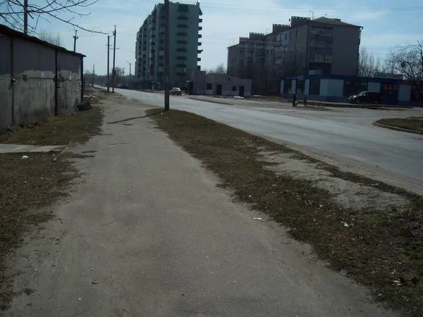 BORYSPIL, UKRAINE - 3 AVRIL 2011. Les gens dans les rues de la ville — Photo