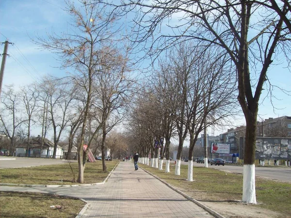 Boryspil, Oekraïne-3 april 2011. Mensen op straat in de stad — Stockfoto