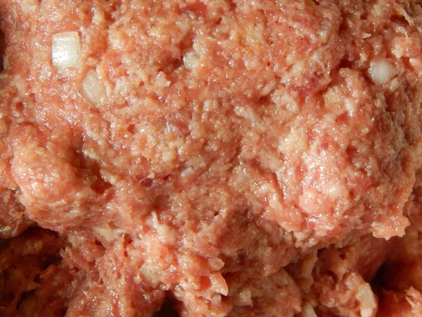 Приготування смаженої телятини та свинячих котлет — стокове фото