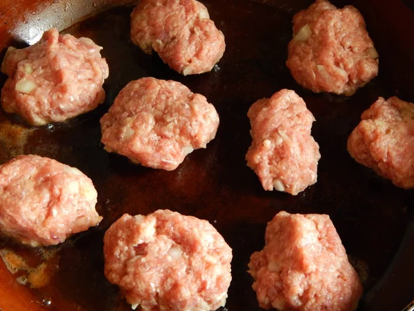Готовить жаркое из телятины и котлеты из свинины — стоковое фото
